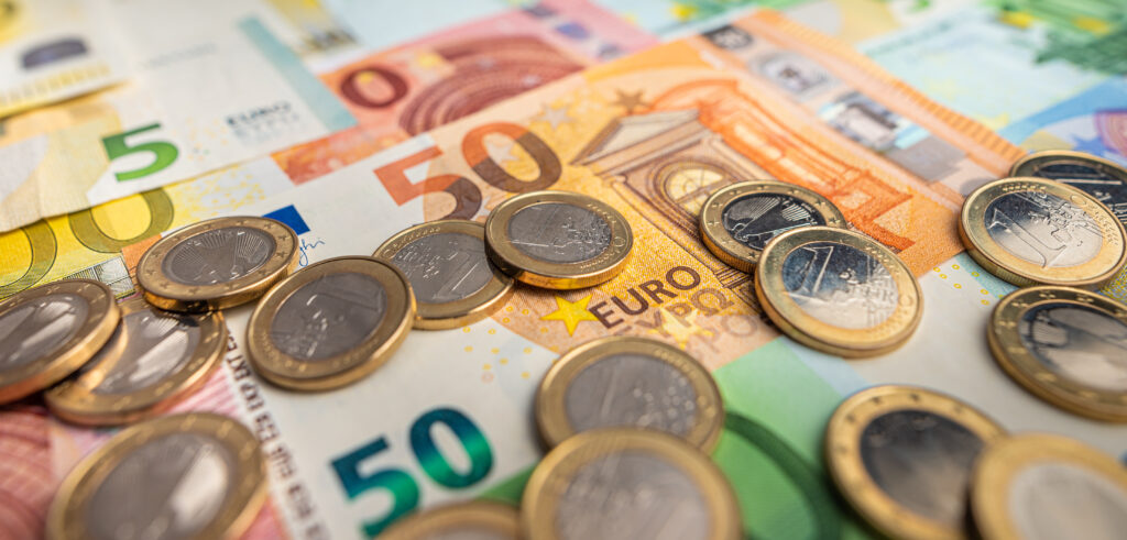 Euroscheine und Ein Euro Münzen